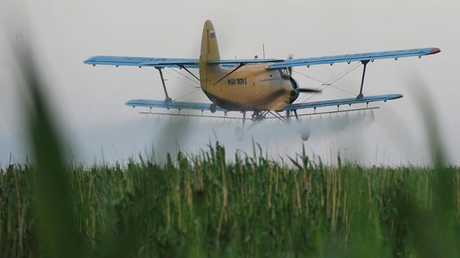 Самолет опрыскивает поля ядохимикатами против саранчи