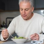 Трудности с едой или глотанием являются потенциальными симптомами периферической невралгии